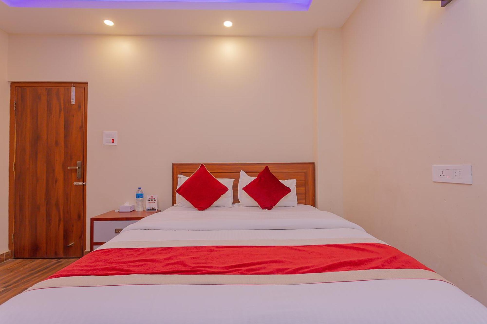 Oyo 799 Hotel Tik Tok Pvt Ltd. カトマンズ エクステリア 写真