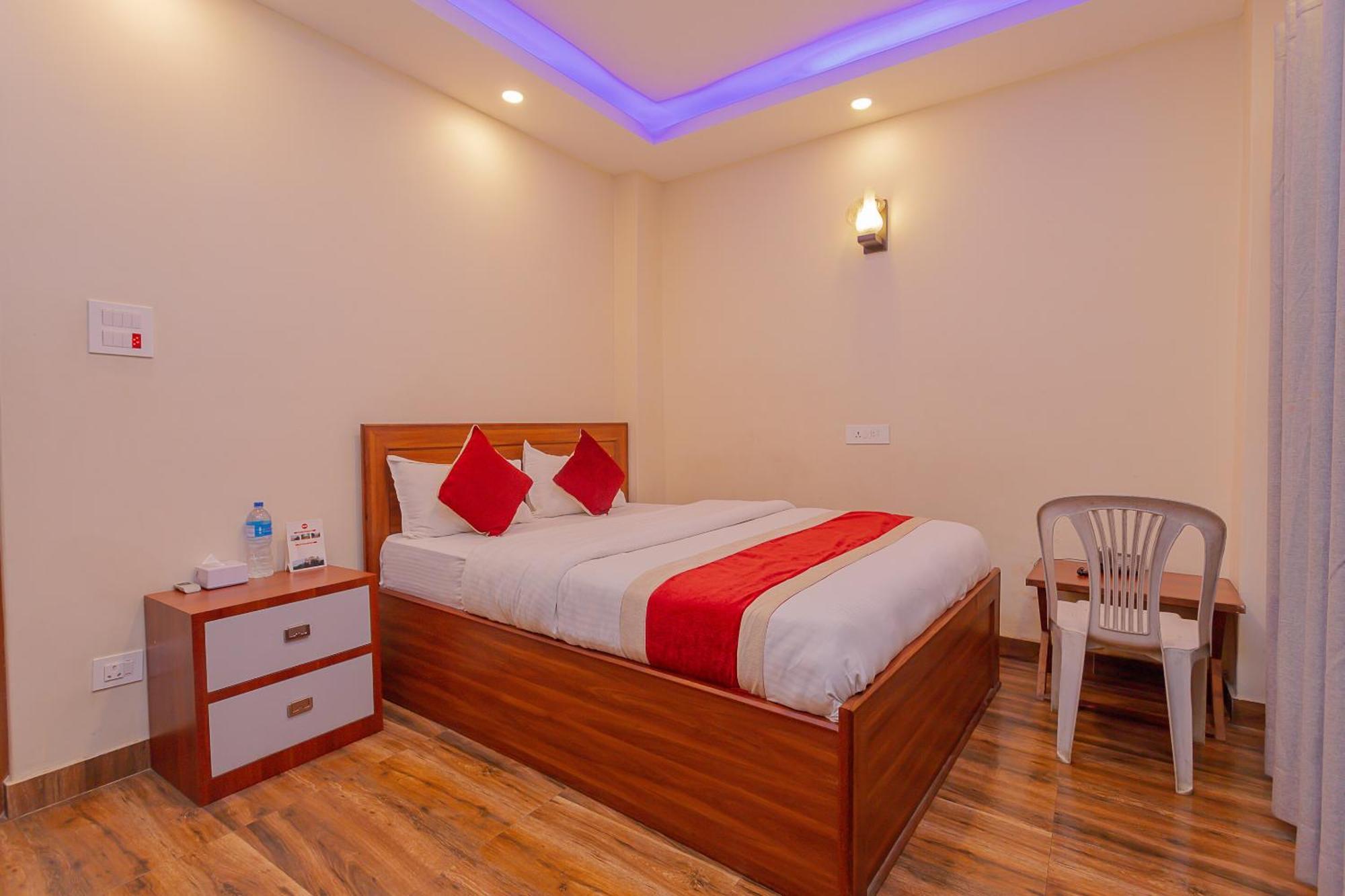 Oyo 799 Hotel Tik Tok Pvt Ltd. カトマンズ エクステリア 写真