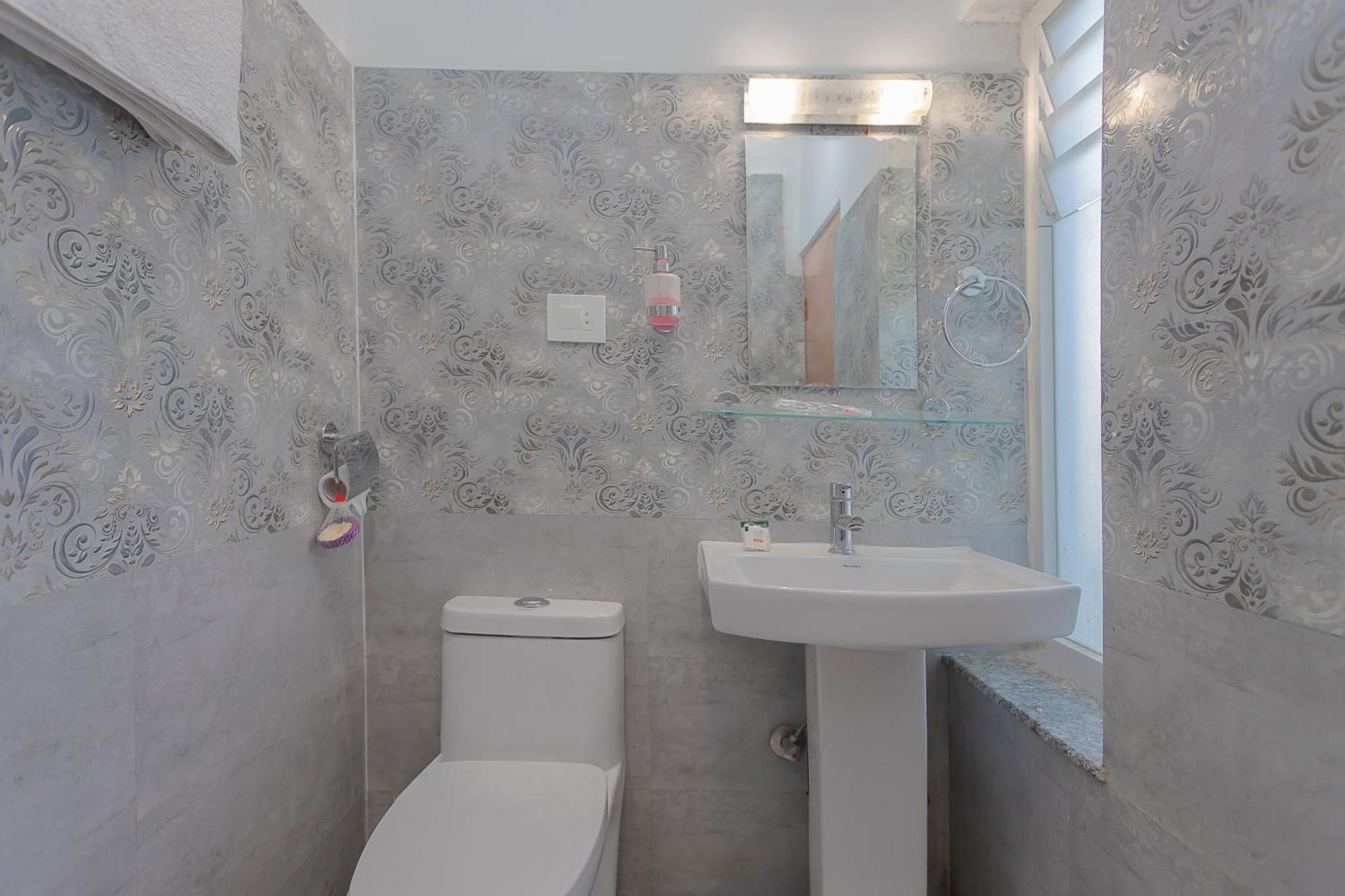 Oyo 799 Hotel Tik Tok Pvt Ltd. カトマンズ エクステリア 写真